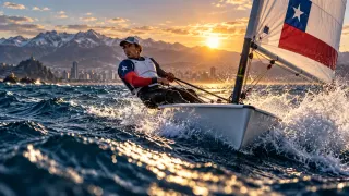 Deportes Chile · Vela: Velero de regata con la bandera en la vela.
