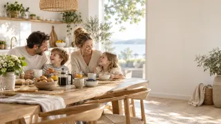 Familiar · Desayuno: Desayuno en familia en la cocina luminosa.