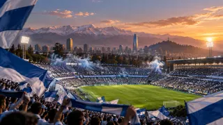 Fútbol · Tributo Universidad Católica: Franjas blancas y azules con el skyline de Santiago.
