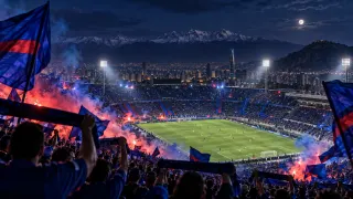 Fútbol · Tributo Universidad de Chile: Azul y noche en Santiago con la cordillera.