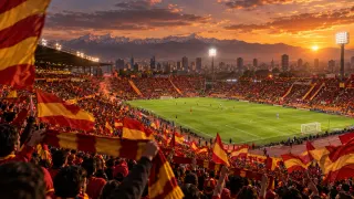 Fútbol · Tributo Unión Española: Rojo y amarillo en un estadio al atardecer.