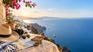 Vacaciones · Escapada: Buganvilias, sombrero y mar desde la terraza.