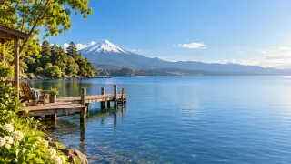 Verano · Lago y volcán: Muelle sobre el lago con el volcán nevado al fondo.